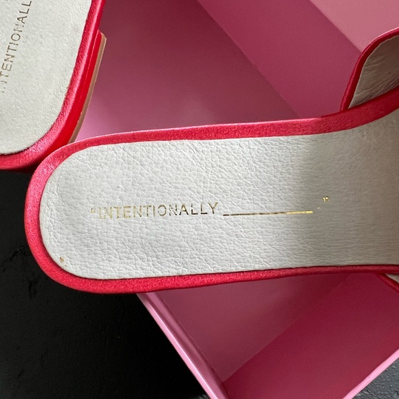 Intentionally Blank “Jessica” Electric Coral Satin Square Toed Slide Size 8 - Picture 2 of 7